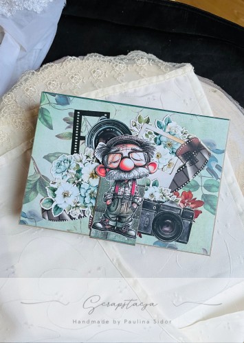Okładka eleganckiego pudełka na zdjęcia 10x15cm. Utrzymane w kolorach butelkowej zieleni i szarości. Grafiki z uroczym staruszkiem informują o przeznaczeniu dla dziadka.