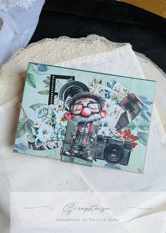 Okładka eleganckiego pudełka na zdjęcia 10x15cm. Utrzymane w kolorach butelkowej zieleni i szarości. Grafiki z uroczym staruszkiem informują o przeznaczeniu dla dziadka.