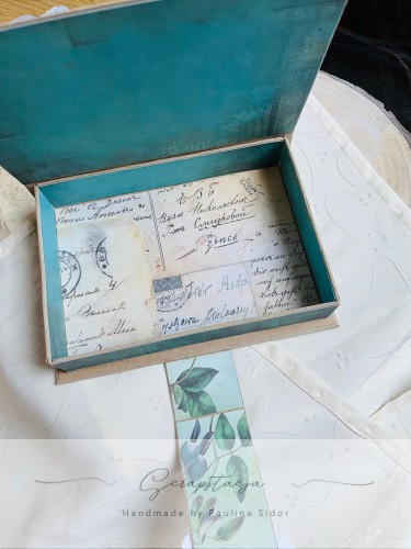 Pudełko na zdjęcia pokazane od środka. Elegancki, vintageowy styl i elegancka kolorystyka butelkowej zieleni i beżu.