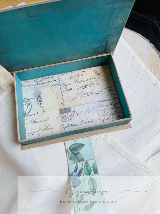 Pudełko na zdjęcia pokazane od środka. Elegancki, vintageowy styl i elegancka kolorystyka butelkowej zieleni i beżu.