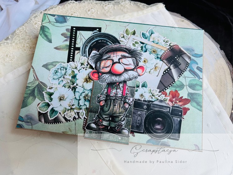 Okładka eleganckiego pudełka na zdjęcia 10x15cm. Utrzymane w kolorach butelkowej zieleni i szarości. Grafiki z uroczym staruszkiem informują o przeznaczeniu dla dziadka.
