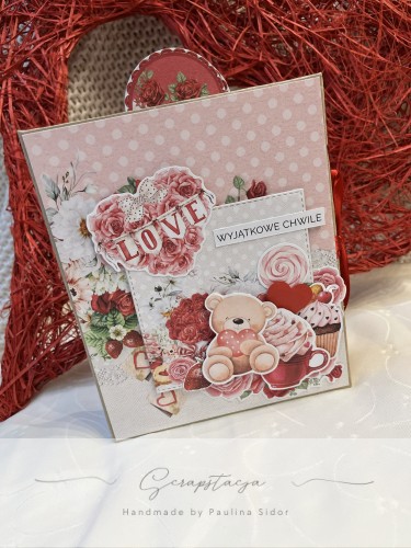 Album walentynkowy z napisem LOVE i grafikami w klimacie zakochanych - serca, misie, czekoladki, kwiatuszki