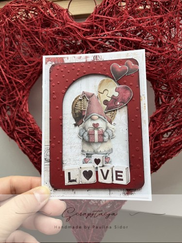 Kartka walentynkowa ze skrzatem, sercem puzzlowym i napisem love.