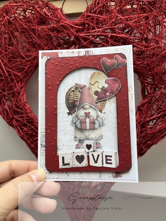 Kartka walentynkowa ze skrzatem, sercem puzzlowym i napisem love.