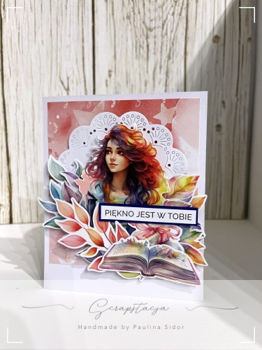 Kartka motywacyjna „Piękno jest w Tobie” z kolorową ilustracją kobiety, kwiatami i otwartą książką, na jasnym tle. Artystyczny projekt handmade od Scrapstacja.