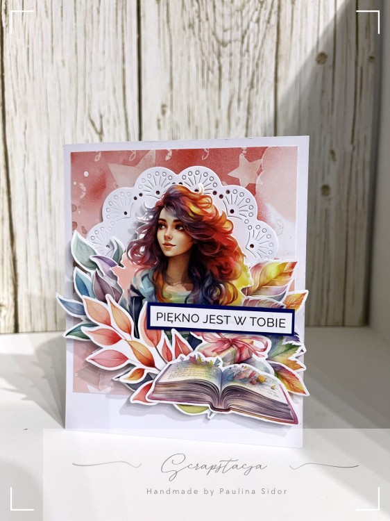Kartka motywacyjna „Piękno jest w Tobie” z kolorową ilustracją kobiety, kwiatami i otwartą książką, na jasnym tle. Artystyczny projekt handmade od Scrapstacja.