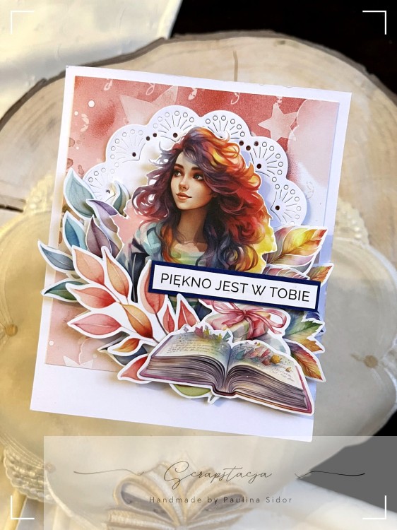 Kartka motywacyjna „Piękno jest w Tobie” z kolorową ilustracją kobiety, kwiatami i otwartą książką, na jasnym tle. Artystyczny projekt handmade od Scrapstacja.