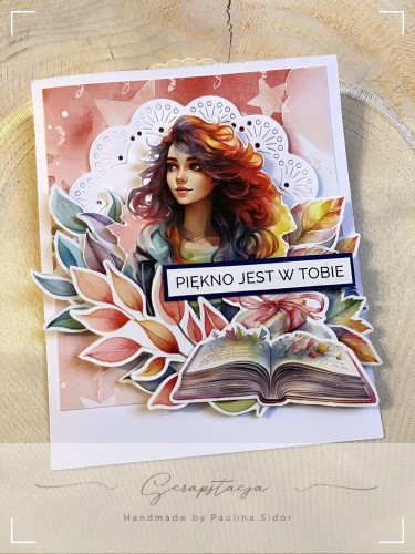 Kartka motywacyjna „Piękno jest w Tobie” z kolorową ilustracją kobiety, kwiatami i otwartą książką, na jasnym tle. Artystyczny projekt handmade od Scrapstacja.