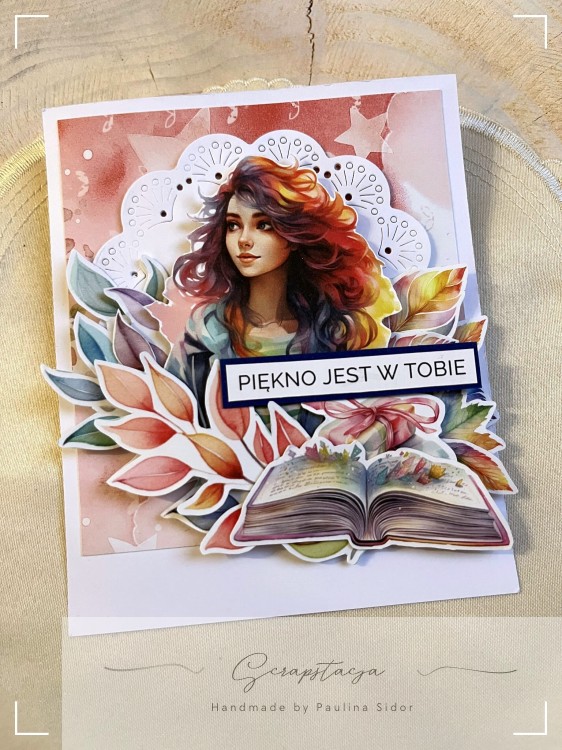 Kartka motywacyjna „Piękno jest w Tobie” z kolorową ilustracją kobiety, kwiatami i otwartą książką, na jasnym tle. Artystyczny projekt handmade od Scrapstacja.