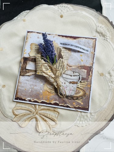 Kartka 3D „Lawendowe Marzenia” z lawendą, filiżanką i cytatem, w stylu vintage, w formacie 15x15, sfotografowana z ozdobnym pudełkiem. Ręcznie wykonany projekt Scrapstacja.