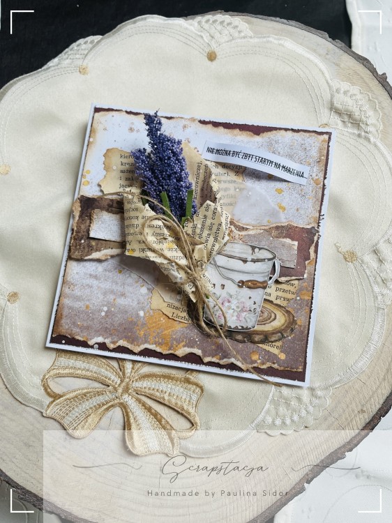 Kartka 3D „Lawendowe Marzenia” z lawendą, filiżanką i cytatem, w stylu vintage, w formacie 15x15, sfotografowana z ozdobnym pudełkiem. Ręcznie wykonany projekt Scrapstacja.