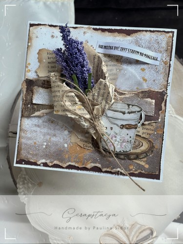 Kartka 3D „Lawendowe Marzenia” z lawendą, filiżanką i cytatem, w stylu vintage, w formacie 15x15, sfotografowana z ozdobnym pudełkiem. Ręcznie wykonany projekt Scrapstacja.