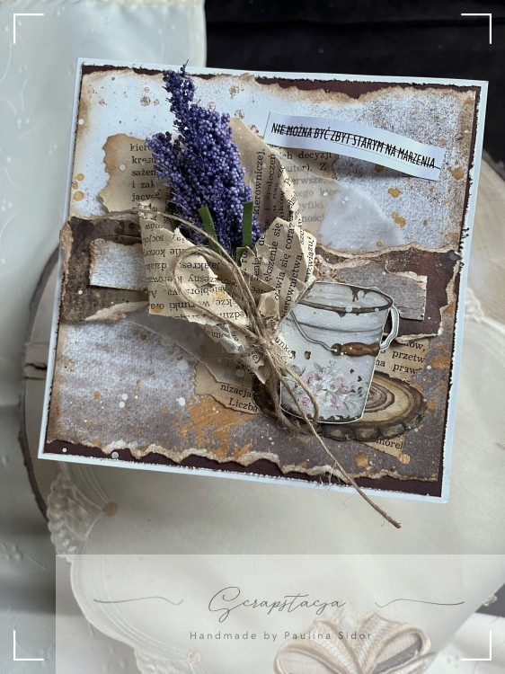 Kartka 3D „Lawendowe Marzenia” z lawendą, filiżanką i cytatem, w stylu vintage, w formacie 15x15, sfotografowana z ozdobnym pudełkiem. Ręcznie wykonany projekt Scrapstacja.
