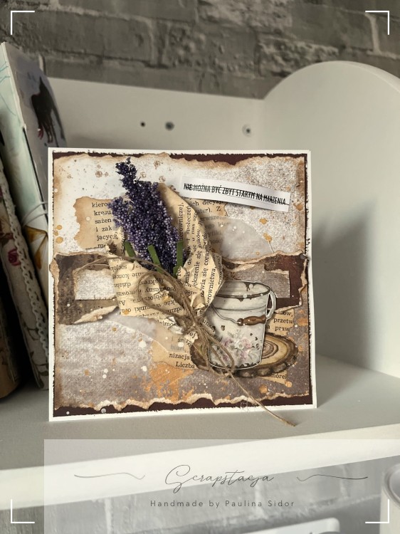 Kartka 3D „Lawendowe Marzenia” z lawendą, filiżanką i cytatem, w stylu vintage, w formacie 15x15, sfotografowana z ozdobnym pudełkiem. Ręcznie wykonany projekt Scrapstacja.