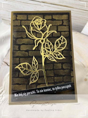 Kartka handmade „Złota Róża Odwagi” z motywem złotej róży na ciemnym tle i cytatem motywacyjnym. Elegancki, minimalistyczny projekt Scrapstacja.