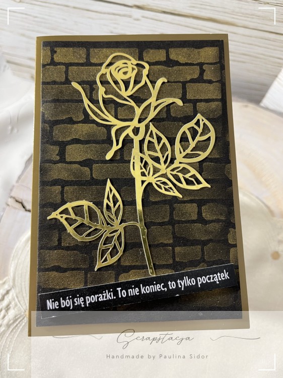 Kartka handmade „Złota Róża Odwagi” z motywem złotej róży na ciemnym tle i cytatem motywacyjnym. Elegancki, minimalistyczny projekt Scrapstacja.
