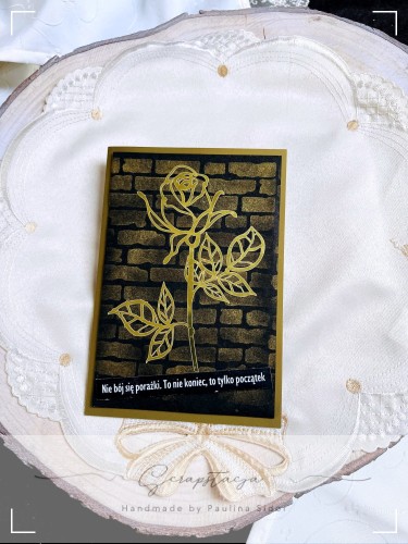 Kartka handmade „Złota Róża Odwagi” z motywem złotej róży na ciemnym tle i cytatem motywacyjnym. Elegancki, minimalistyczny projekt Scrapstacja.