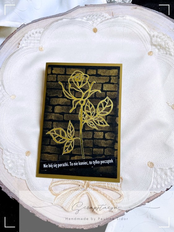 Kartka handmade „Złota Róża Odwagi” z motywem złotej róży na ciemnym tle i cytatem motywacyjnym. Elegancki, minimalistyczny projekt Scrapstacja.