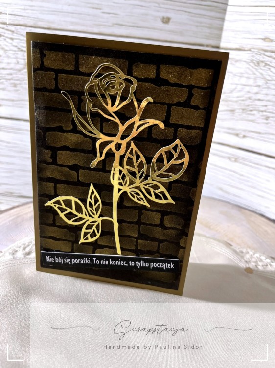 Kartka handmade „Złota Róża Odwagi” z motywem złotej róży na ciemnym tle i cytatem motywacyjnym. Elegancki, minimalistyczny projekt Scrapstacja.