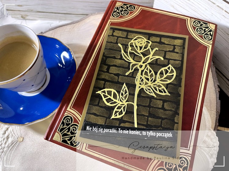 Kartka handmade „Złota Róża Odwagi” z motywem złotej róży na ciemnym tle i cytatem motywacyjnym. Elegancki, minimalistyczny projekt Scrapstacja.