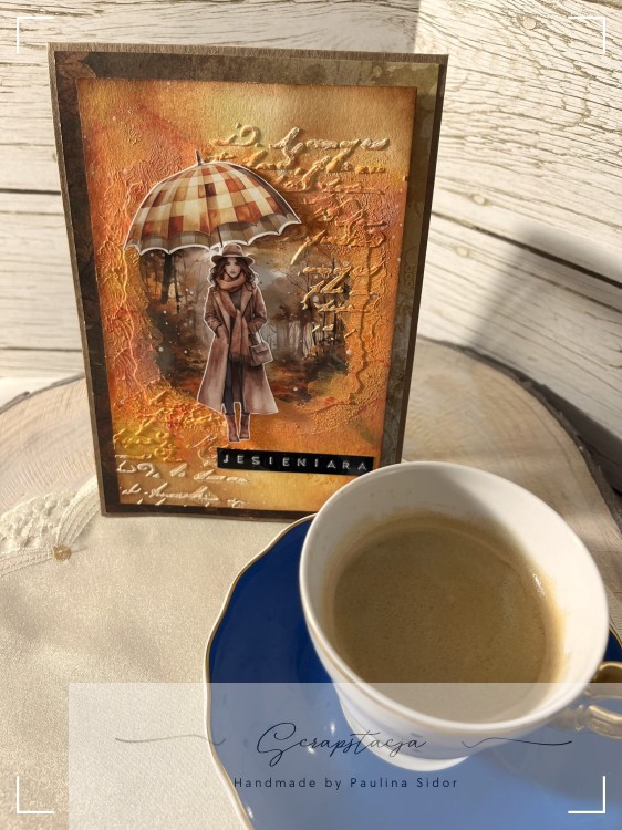 Kartka handmade „Jesieniara” z jesienną ilustracją kobiety z parasolką w ciepłych odcieniach pomarańczu, żółci i czerwieni. Projekt sezonowy od Scrapstacja.