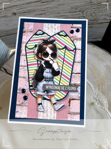 Kartka handmade z ilustracją dziewczyny w okularach i ogrodniczkach