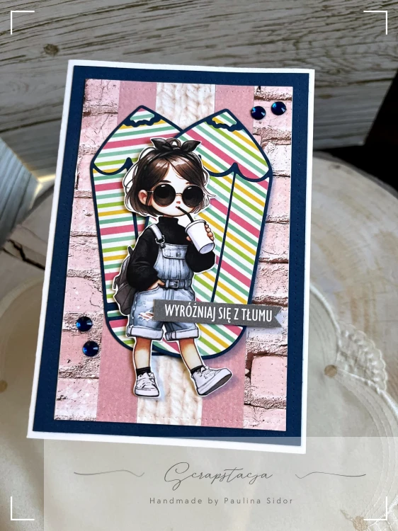 Kartka handmade z ilustracją dziewczyny w okularach i ogrodniczkach