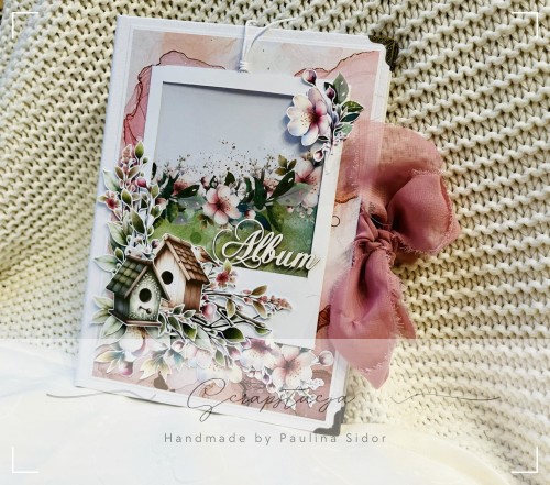 Album folio z kwiatami i zielonymi liśćmi – Wiosenne szepty