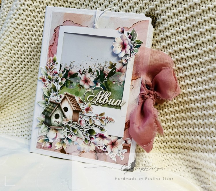 Album folio z kwiatami i zielonymi liśćmi – Wiosenne szepty