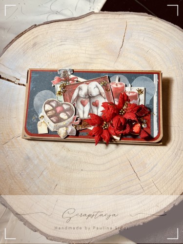 Romantyczny czekoladownik handmade z króliczkami, czerwonymi kwiatami i walentynkowymi ozdobami, opakowanie na czekoladę bez czekolady.