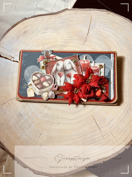 Romantyczny czekoladownik handmade z króliczkami, czerwonymi kwiatami i walentynkowymi ozdobami, opakowanie na czekoladę bez czekolady.