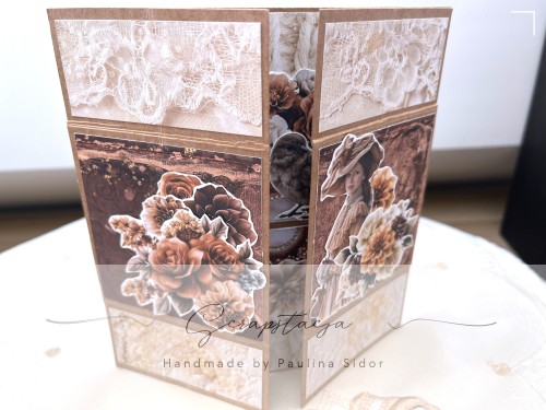 Niekończąca się kartka w formacie 15x15cm. Na frontowym, okiennicowym panelu są kwiatowe grafiki w stylu vintage i Pani w klimacie retro. Całość otwiera się w prawo i lewo.