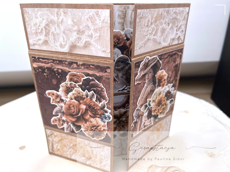 Niekończąca się kartka w formacie 15x15cm. Na frontowym, okiennicowym panelu są kwiatowe grafiki w stylu vintage i Pani w klimacie retro. Całość otwiera się w prawo i lewo.