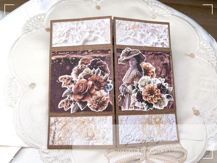 Niekończąca się kartka w formacie 15x15cm. Na frontowym, okiennicowym panelu są kwiatowe grafiki w stylu vintage i Pani w klimacie retro. Całość otwiera się w prawo i lewo.
