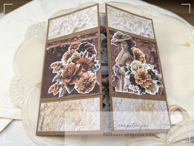 Niekończąca się kartka w formacie 15x15cm. Na frontowym, okiennicowym panelu są kwiatowe grafiki w stylu vintage i Pani w klimacie retro. Całość otwiera się w prawo i lewo.