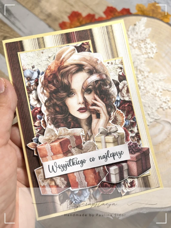 Wyjątkowa kartka kobieca. Kolorystyka nawiązuje do retro, subtelne beże, brązy, elegancka wiśnia i trochę błękitu. Punkt centralny stanowi grafika eleganckiej kobiety. Całość dopełnia napis Wszystkiego co najlepsze.