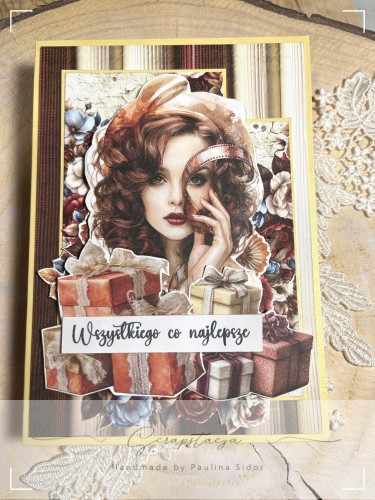 Wyjątkowa kartka kobieca. Kolorystyka nawiązuje do retro, subtelne beże, brązy, elegancka wiśnia i trochę błękitu. Punkt centralny stanowi grafika eleganckiej kobiety. Całość dopełnia napis Wszystkiego co najlepsze.