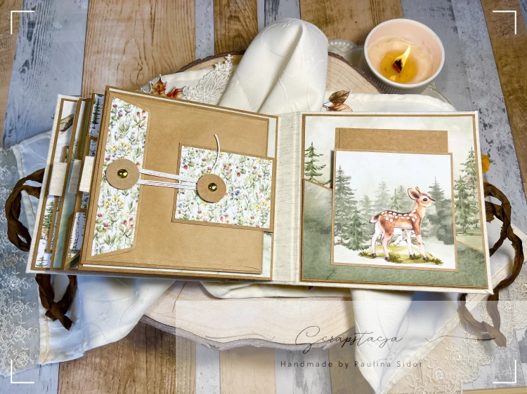Zdjęcie przedstawia otwarty album na stronach 7 i 8 - album wykonany ręcznie metodą scrapbookingu w leśnym klimacie. Po lewej koperta na memorabilia a po prawej kieszonka z uroczą grafiką jelonka na maty ze zdjęciami.