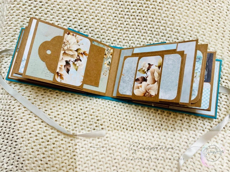 Rozkładówka mini albumiku na zdjęcia z Instaxa -  kombinacja kieszonek, klapek i ramek.